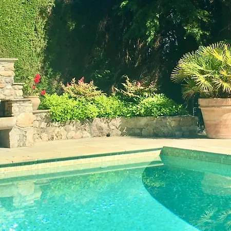 Oleander, Villa